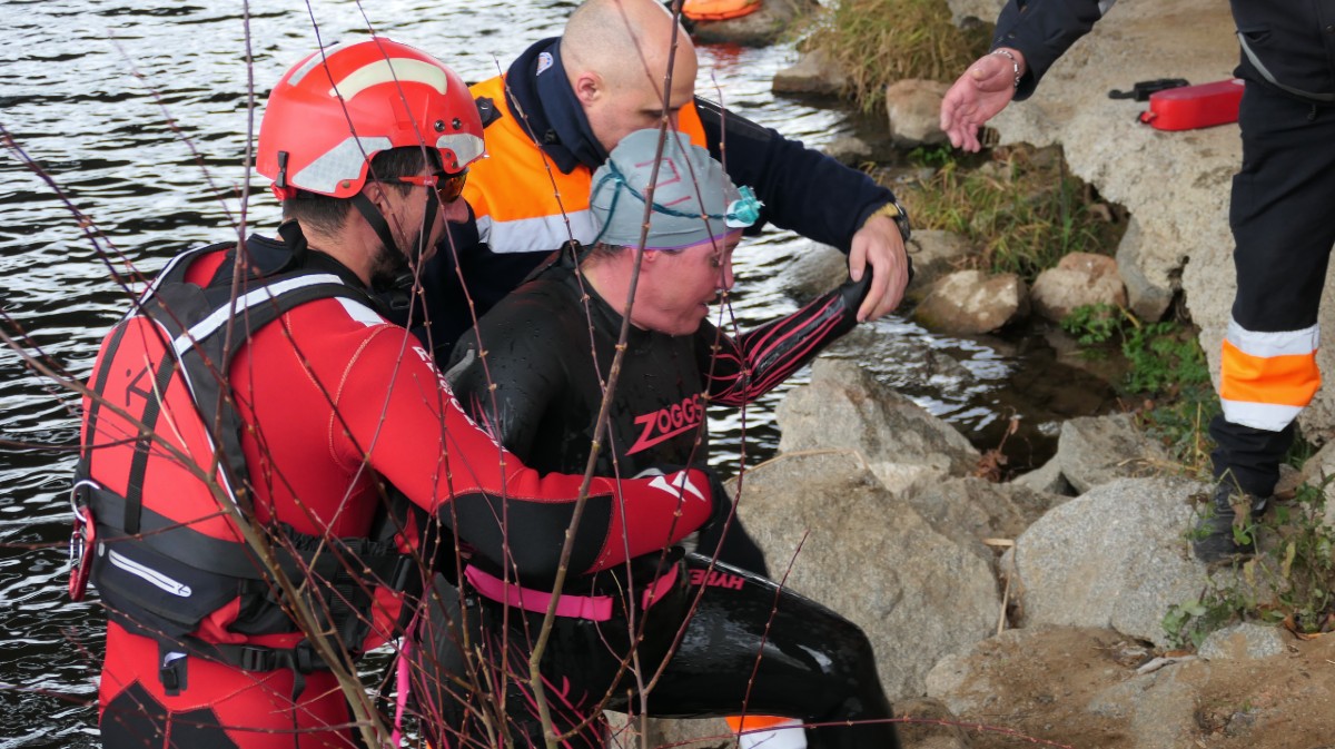 Los nadadores desaf&iacute;an las fr&iacute;as aguas del embalse de Fuentes Claras en la Traves&iacute;a de Navidad.