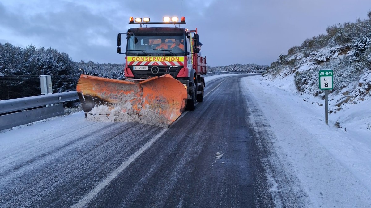 Nieve en la carretera AV-941 en la ma&ntilde;ana del s&aacute;bado.