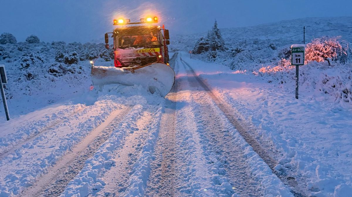Nieve en la carretera AV-900.