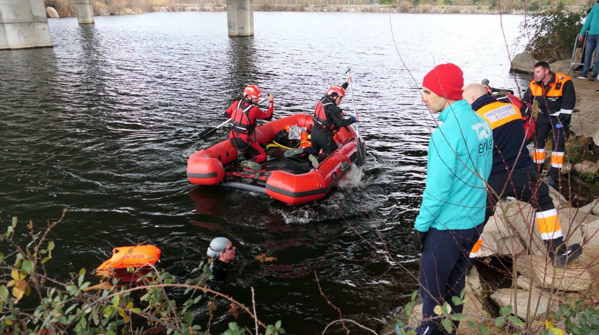 Los nadadores desaf&iacute;an las fr&iacute;as aguas del embalse de Fuentes Claras en la Traves&iacute;a de Navidad.