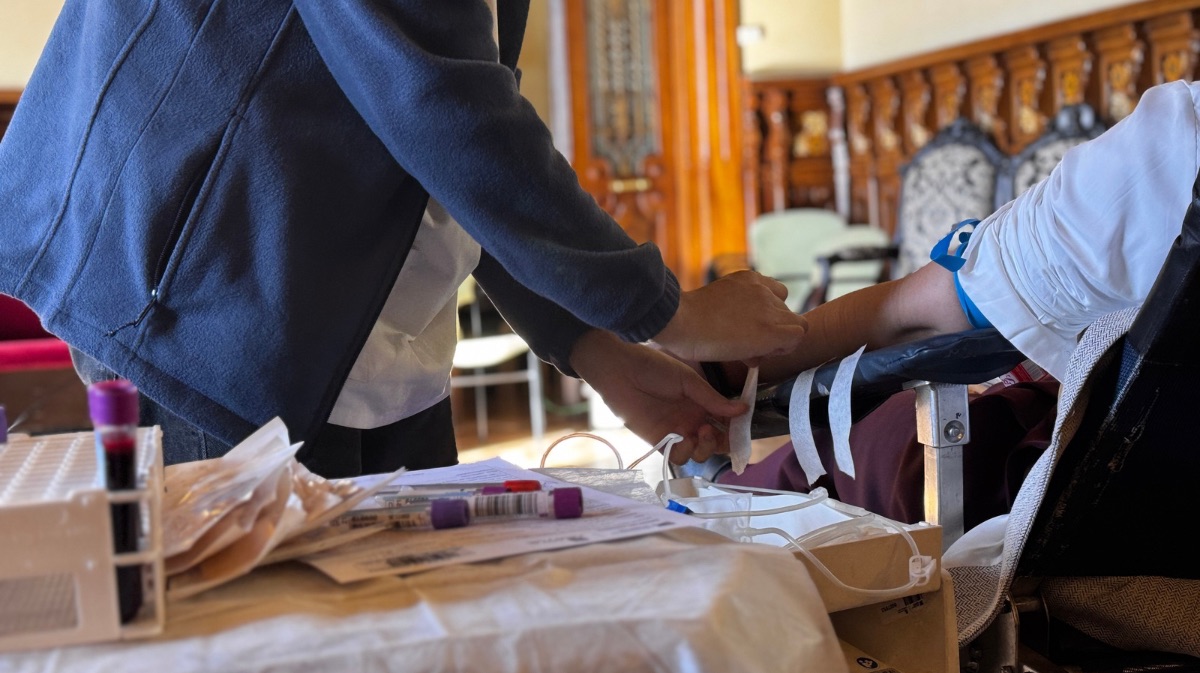 Una persona donando sangre