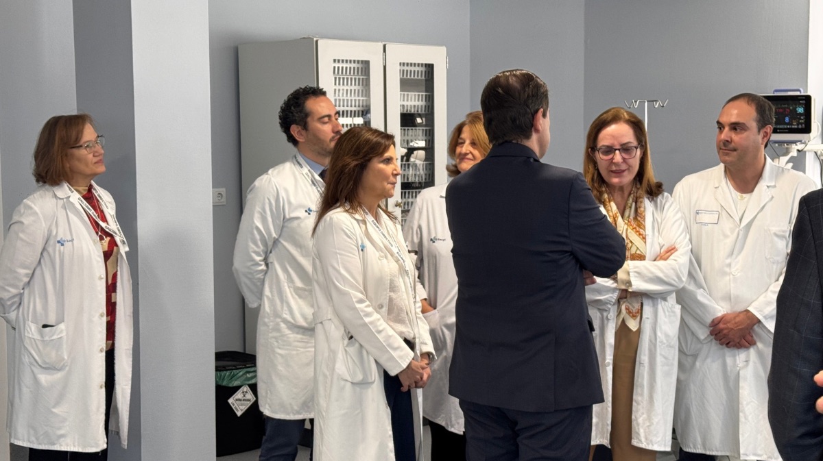 El presidente de la Junta hablando con los profesionales m&eacute;dicos de la Unidad de Ictus