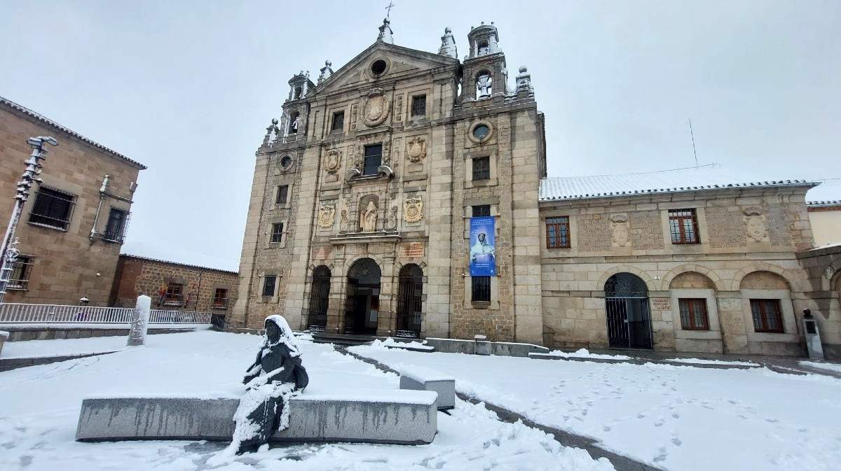 Nieve en la plaza de la Santa, este miércoles.