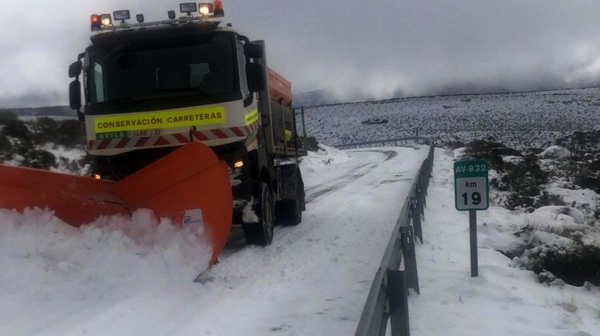 Quitanieves en el puerto de Pe&ntilde;a Negra en la ma&ntilde;ana del s&aacute;bado.