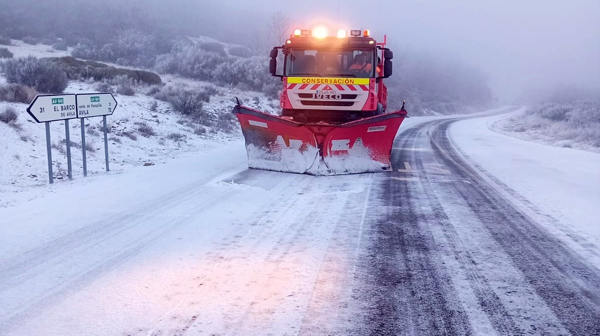 Nieve en la carretera AV-941, en Gredos, en la mañana del lunes.