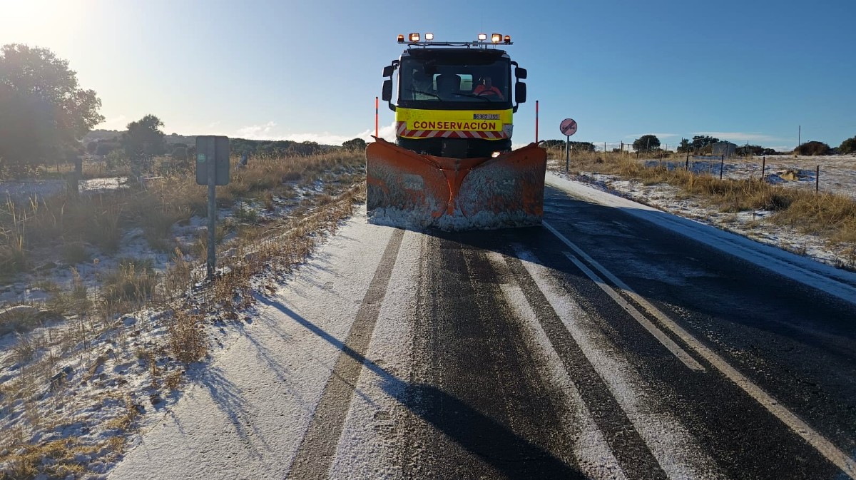 Nieve en la carretera AV-804 en la mañana del martes.