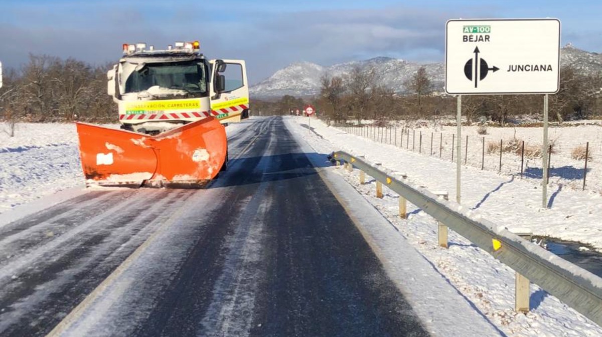 Nieve en la carretera AV-100 en la ma&ntilde;ana del s&aacute;bado.