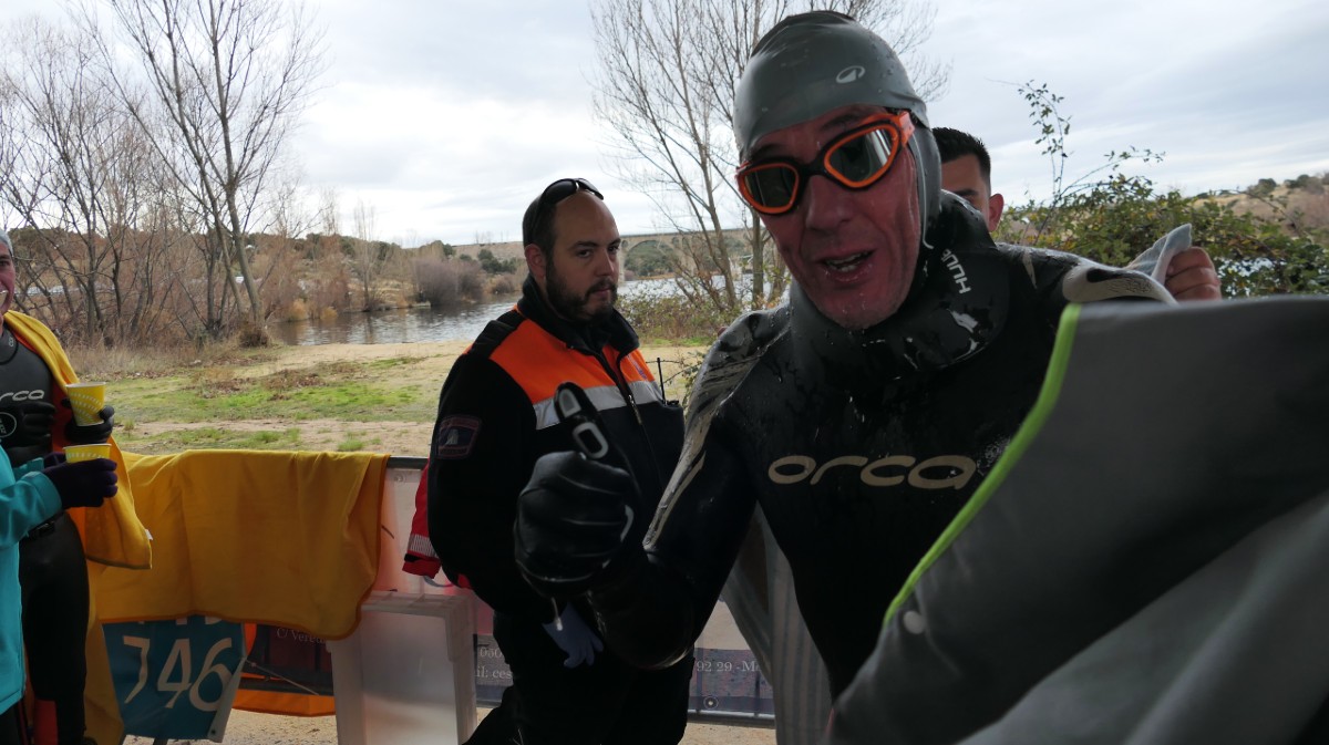 Los nadadores desaf&iacute;an las fr&iacute;as aguas del embalse de Fuentes Claras en la Traves&iacute;a de Navidad.
