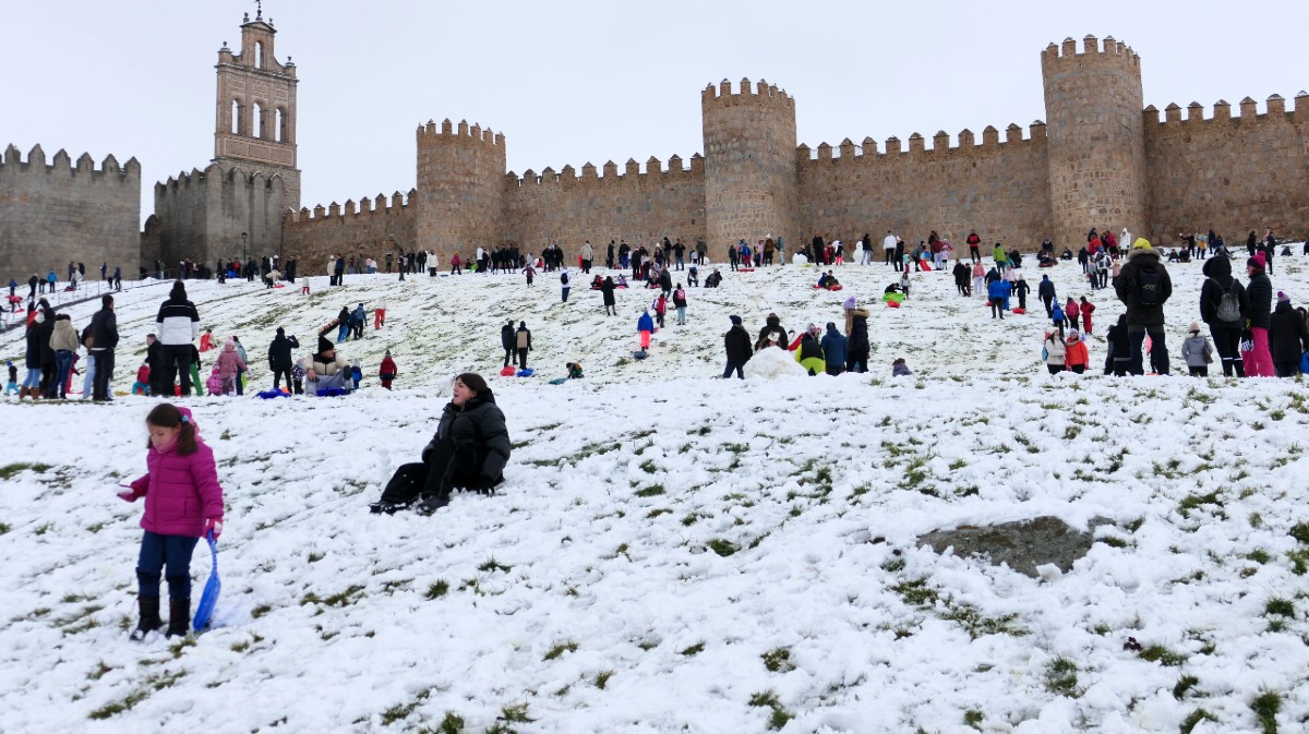 Jornada de deportes invernales en el lienzo norte de la muralla de &Aacute;vila.