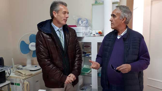 El delegado y el alcalde de Muñosancho, en el consultorio médico.