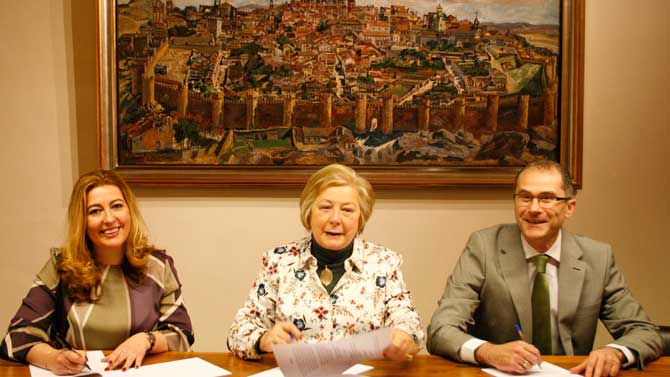 Directora de la Territorial de Bankia en CyL, Lola Peñas; presidenta de la fundación, Dolores Ruiz-Ayúcar; y el director de zona Ávila Centro-Norte, Óscar Pérez.