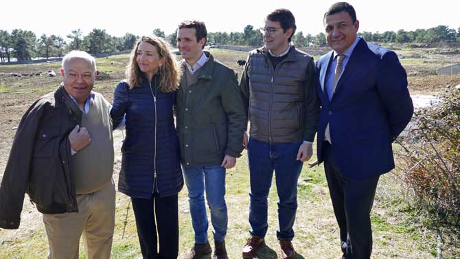 Gerardo Pérez, Alicia García, Casado, Fdez.Mañueco y García, en una vaquería de Las Navas.
