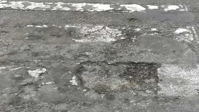 Baches en un paso de peatones de la calle Fontiveros.