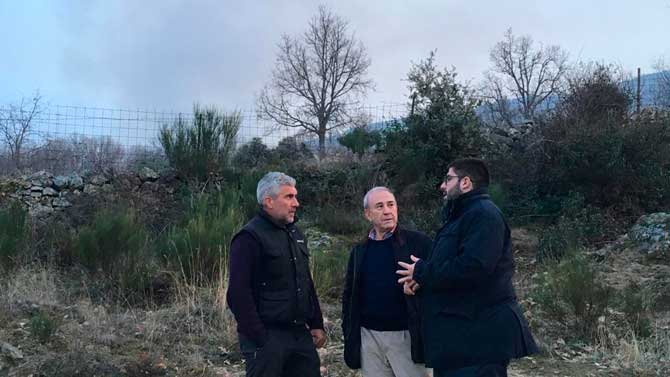 Los alcaldes de Villafranca de la Sierra y Navacepedilla de Corneja con el presidente de la Diputación.