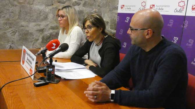 Yolanda Vázquez, entre dos concejales socialistas.