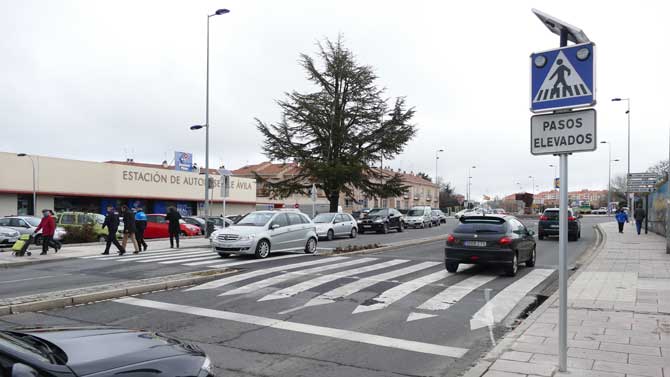 Paso de cebra inteligente frente a la estación de autobuses.