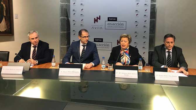 Secretario de la fundación, Roberto Jiménez; director de zona de Ávila centro-norte de Bankia, Óscar Pérez; presidenta de la fundación, Dolores Ruíz-Ayúcar; y el director de zona de Ávila Sur 
