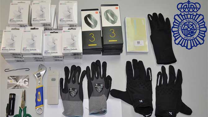 Objetos incautados por la banda que desvalijaba furgonetas.