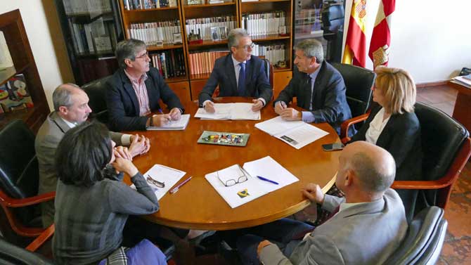 Reunión entre el delegado de la Junta y el presidente de Confae.