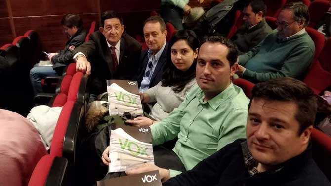Miembros de la dirección de Vox con Germán Sánchez (derecha) y David Sierra (segundo  derecha).