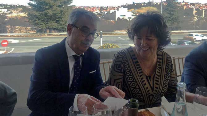 Homenaje a Socorro Nieto y Carlos Jiménez por la Asociación de Autoescuelas.