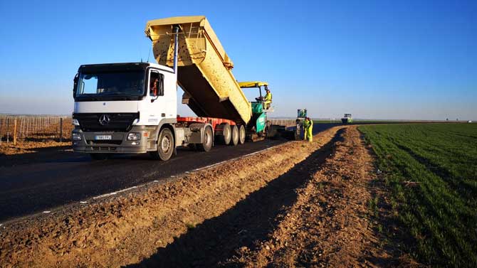 Obras en la carretera AV-P-139, entre Madrigal de las Altas Torres y Bercial de Zapardiel.