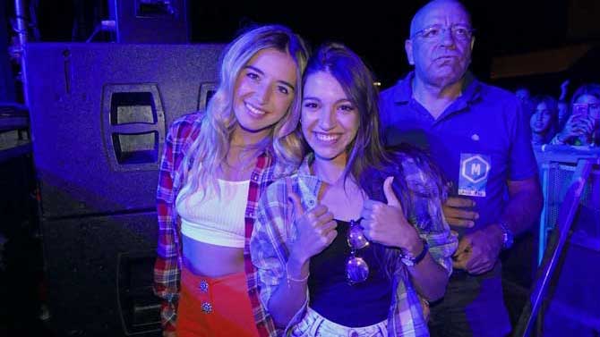 Las cantantes Mimi y Ana Guerra durante en el concuierto de Morat en &Aacute;vila.