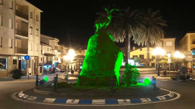 Cabra hisp&aacute;nica de Candeleda con luz verde en el D&iacute;a del C&aacute;ncer.