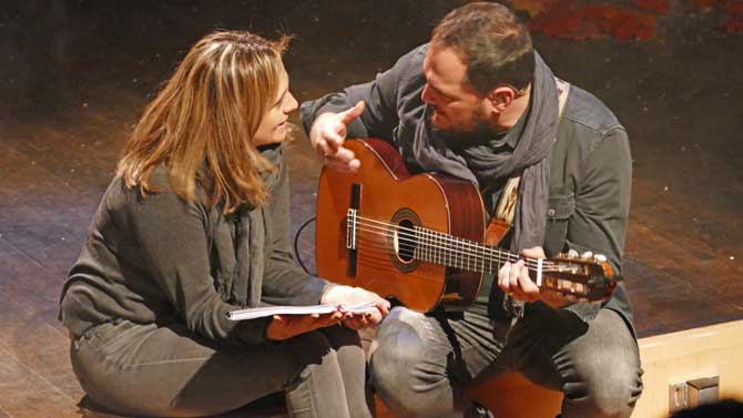 Una espectadora sujeta el libreto a Ismael Serrano.