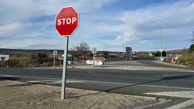 Cruce de la carretera CL-505 en Navalperal de Pinares.