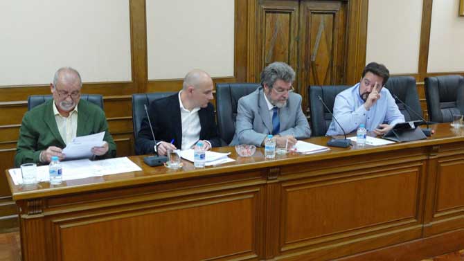 Carlos Moral (segundo por la izquierda) en un pleno de la Diputación.