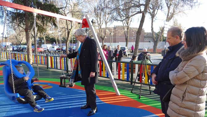 El alcalde en el nuevo parque infantil.