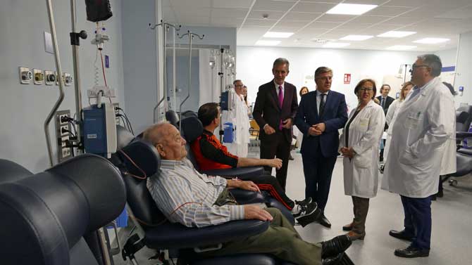 El director de la Gerencia de Salud en el hospital de día.