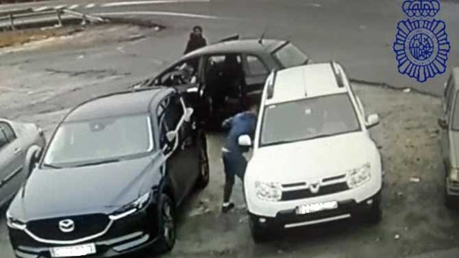 Imagen de una cámara de los detenidos desvalijando un vehículo.