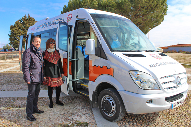 Vidal Galicia y África Yagüe con el nuevo microbús de Arévalo.