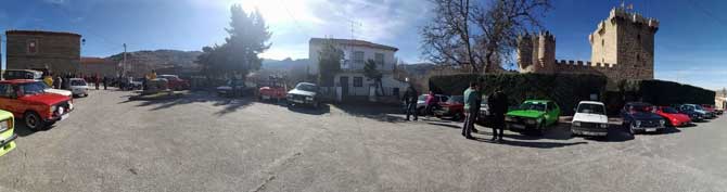 Vehículos clásicos ante el castillo de Villaviciosa.