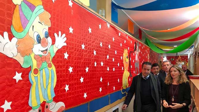 El alcalde de Arévalo y la consejera de Familia en la escuela infantil de la localidad.