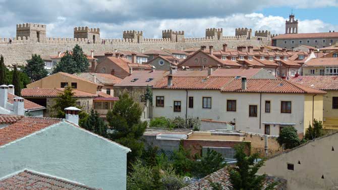 Vista de la murala de Ávila desde el adarve sobre el puente Adaja.