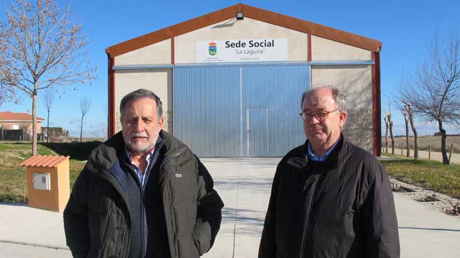 Emilio Mart&iacute;n, alcalde de Villanueva de G&oacute;mez, con Jes&uacute;s Caro.