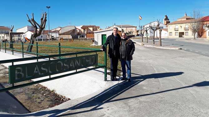 El delegado territorial con el alcalde de Blascosancho.