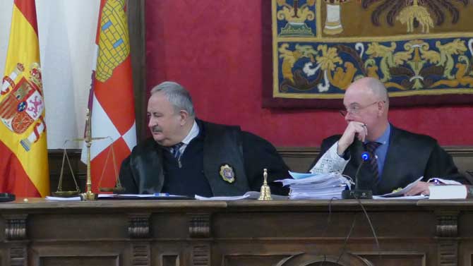 Jesús García (izquierda) durante un juicio en la Audiencia de Ávila.
