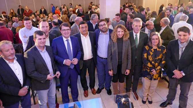 Mañueco con políticos del PP de Ávila en noviembre de 2018.