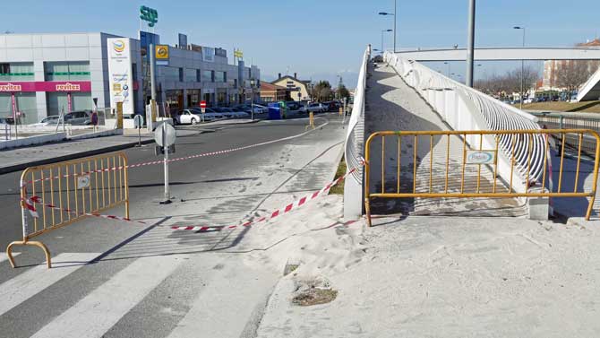 Obras en la pasarela de la avenida Juan Carlos I.