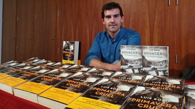 Luis Roso firma libros en el Episcopio.