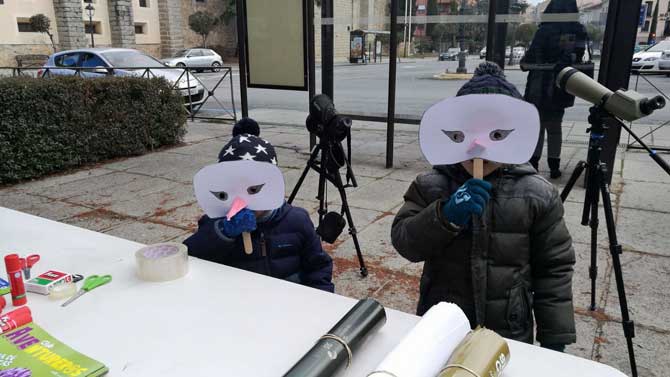 Niños elaboran caretas de cigüeña por San Blas.