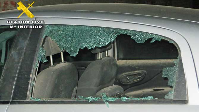 Dalos en un vehículo cometidos por dos detenidos en Arévalo.