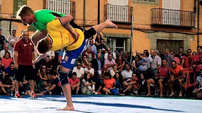 Lucha leonesa. Foto cortes&iacute;a de Diego Vega D&iacute;ez.