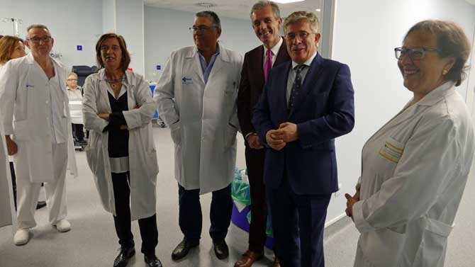 El gerente de Salud, con el delegado y responsables sanitarios en el hospital de día.