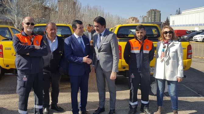 El alcalde de Sotillo de la Adrada recibe el vehículo del consejero de Fomento.
