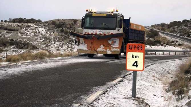 Quitanieves en una carretera provincial de &Aacute;vila.